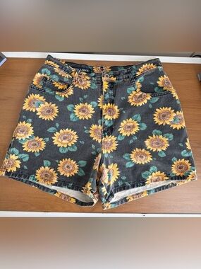 Vintage 90’s Cyclone Black Denim Sunflower Jean Shorts High Rise, Indie, Hippie